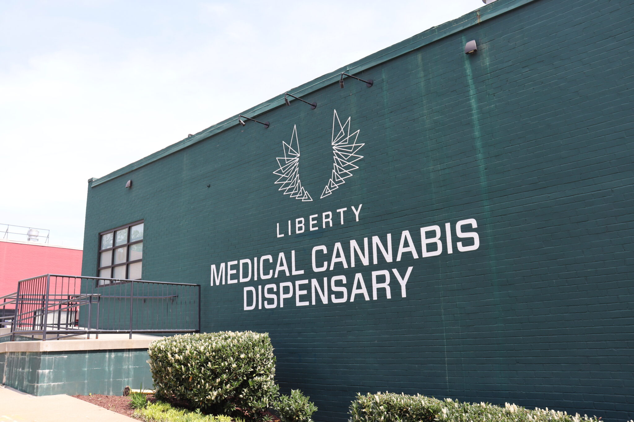 Liberty Madison Heights dispensary exterior side view